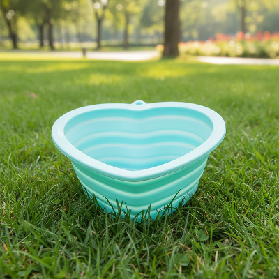 Gamelle chien - en forme de coeur-Gamelle turquoise fond herbe
