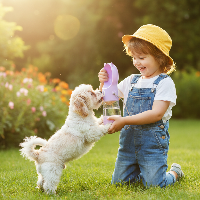 Gourde pour chien - portable petite oreille  Enfant et chien jardin