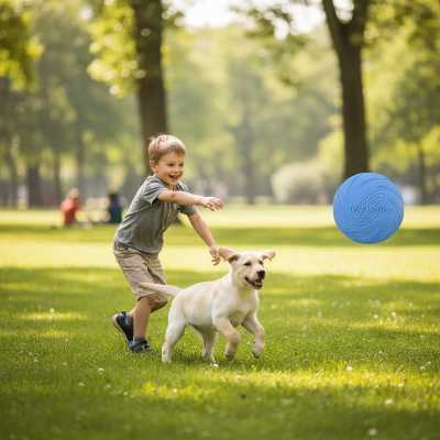 jouets pour chien - frisbee-enfant-joue-avec-chien